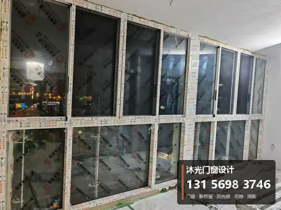 沐光门窗案例：阳台封窗（多樘现场）