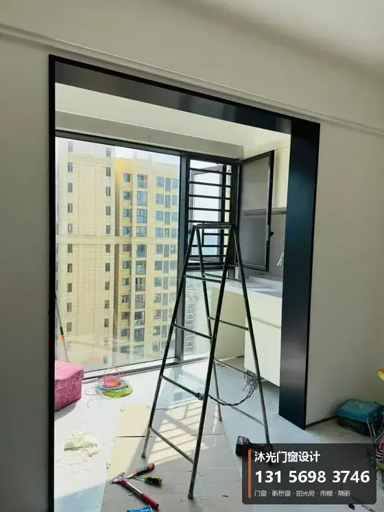 沐光门窗案例：阳台门安装（施工中）