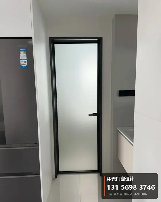 沐光门窗案例：长虹玻璃门（灰墙）