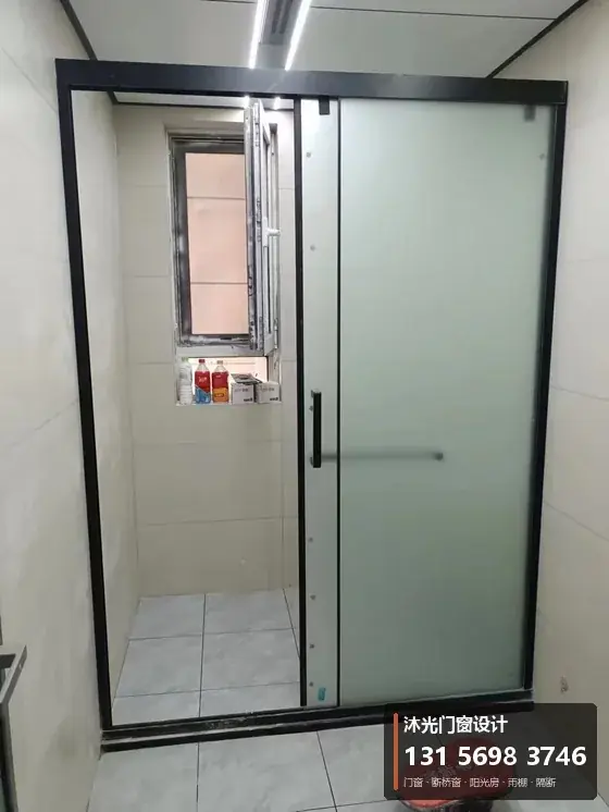 沐光门窗案例：卫生间磨砂玻璃门