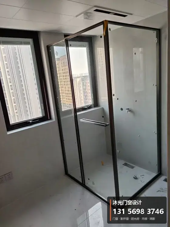 沐光门窗案例：卫生间隔断窗（磨砂开启）