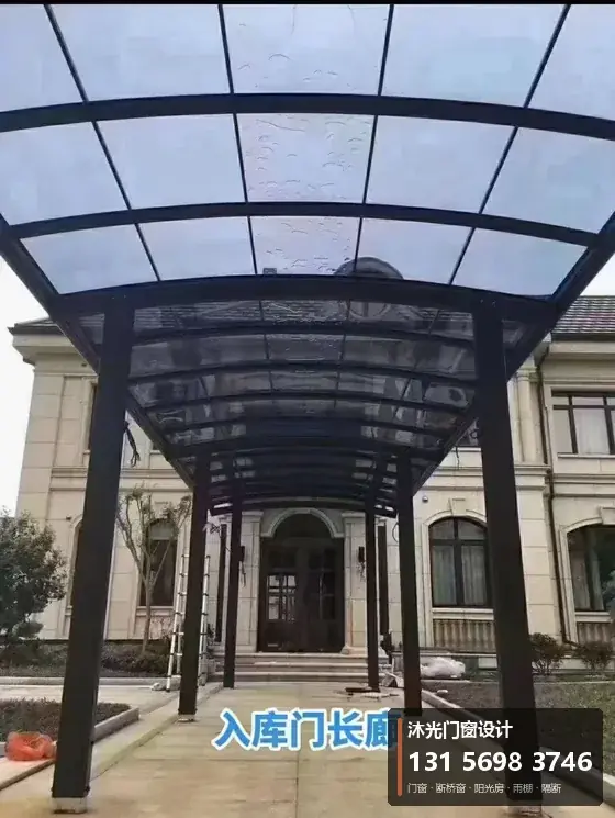 沐光门窗案例：小区入口玻璃长廊