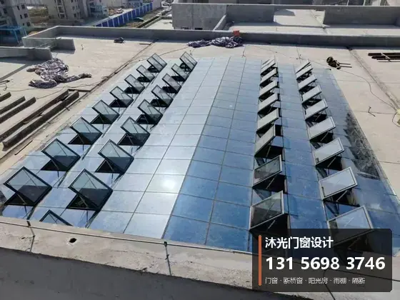 沐光门窗案例：屋面天窗阵列（施工中）