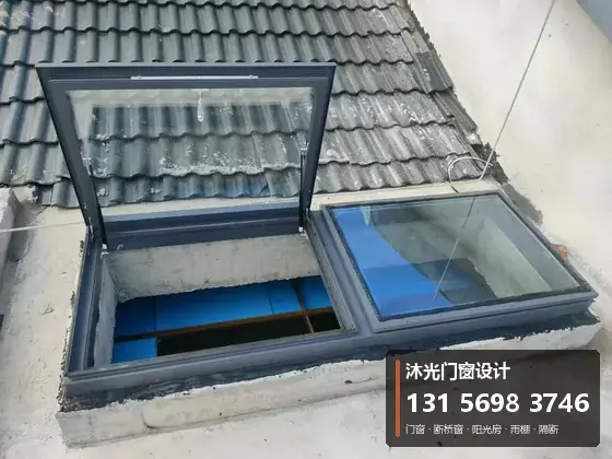 沐光门窗案例：老房瓦顶天窗（开启状态）