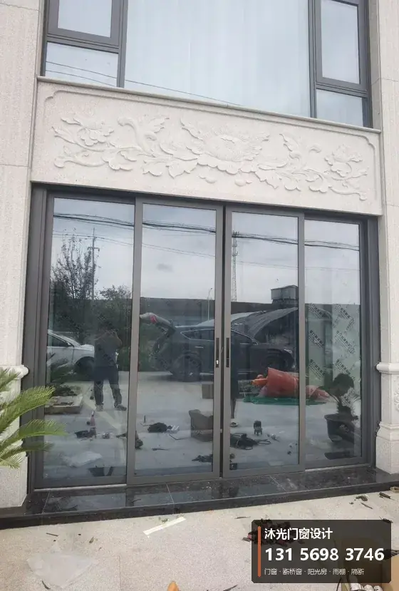 沐光门窗案例：一层整面玻璃窗（石材外墙）