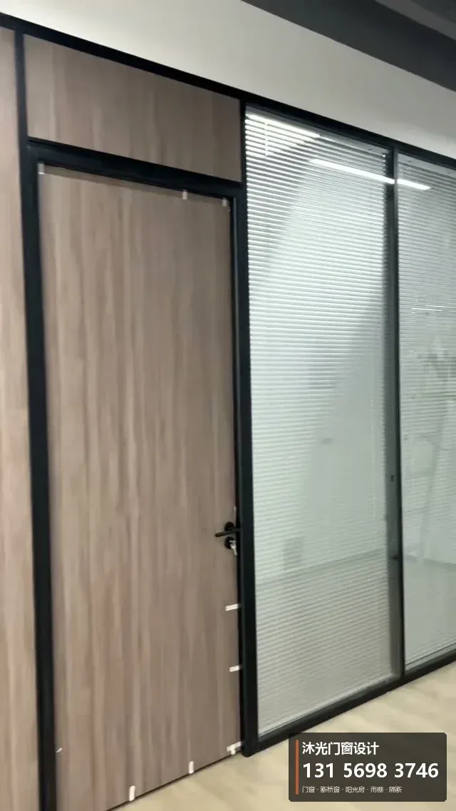 沐光门窗施工视频：木纹门（长虹玻璃）
