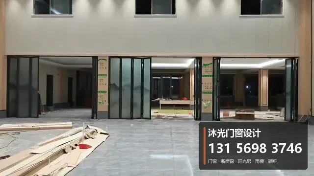 沐光门窗施工视频：办公室玻璃隔断（全景）