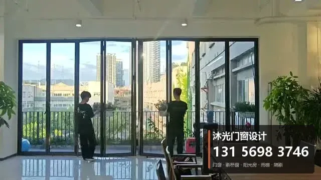 沐光门窗施工视频：办公室隔断与阳台窗安装