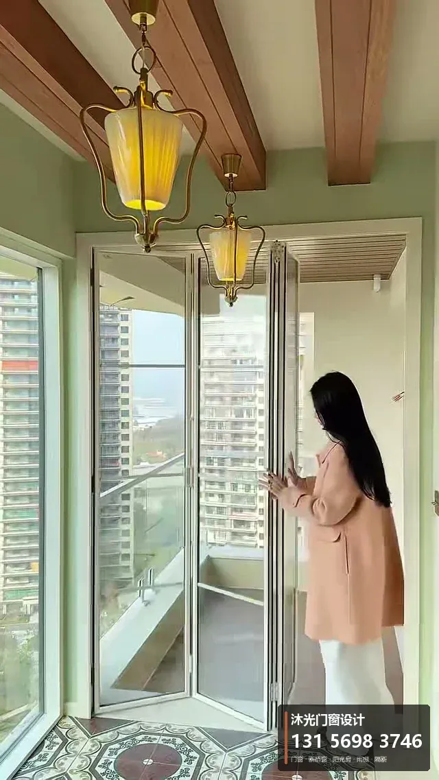 沐光门窗施工视频：阳台内开内倒折叠窗